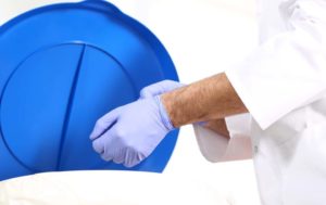 papelmatic-higiene-profesional-como-quitarse-los-guantes-de-forma-segura-980x617