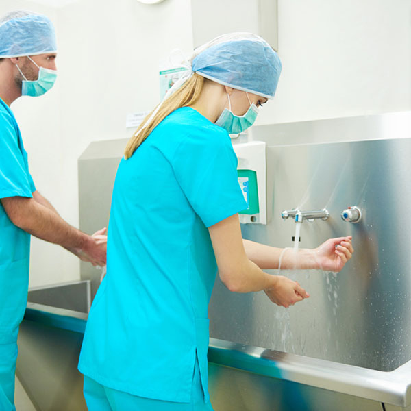 Cómo debe ser el lavado de manos quirúrgico? | Papelmatic