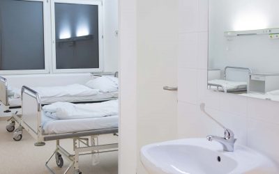Limpieza de la zona de baños en hospitales