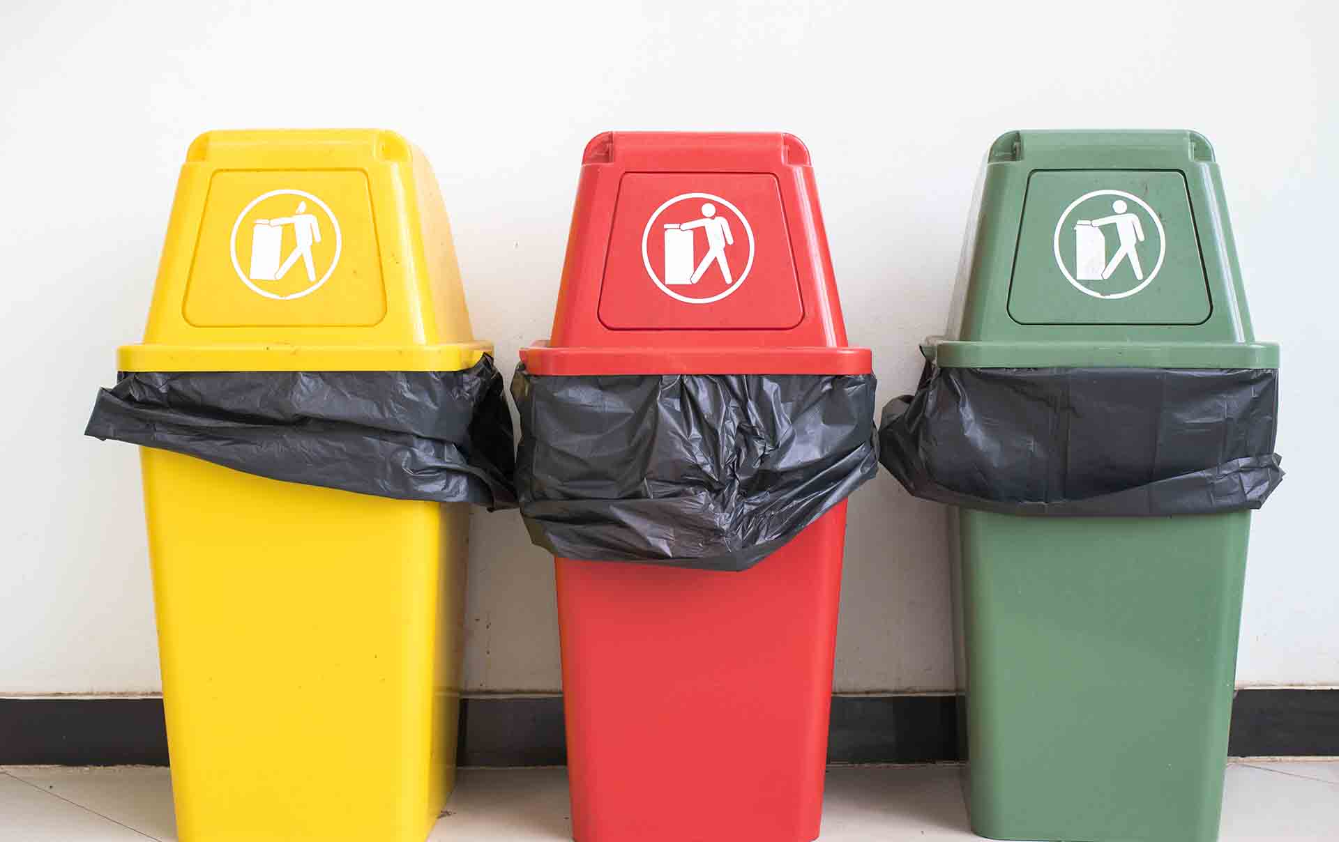 Grupo de contenedores de reciclaje de colores, contenedores de diferentes  colores para la recolección de materiales reciclados. cubos de basura con  bolsas de basura de diferentes colores.