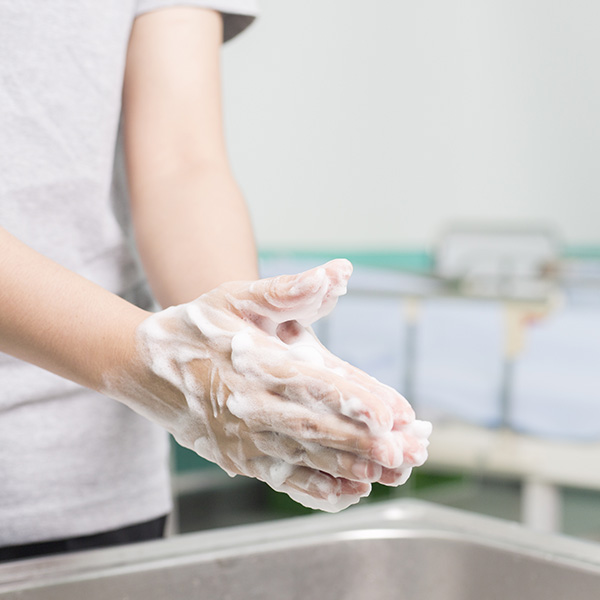 papelmatic-higiene-professional-netejar-desinfectar-zona-menjador-centres-sociosanitaris-mans