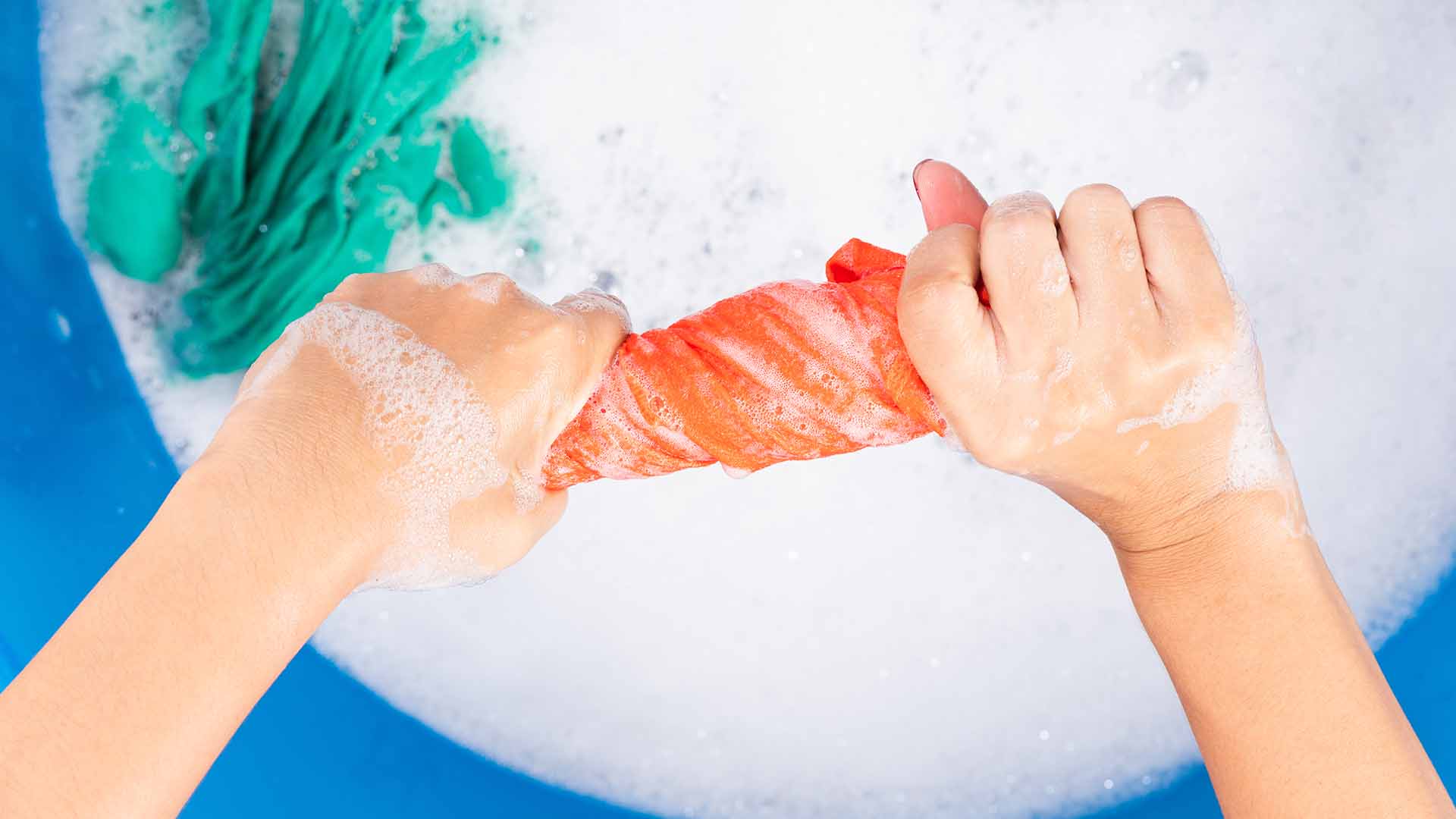 ¿Cómo puedes ahorrar agua durante la limpieza?