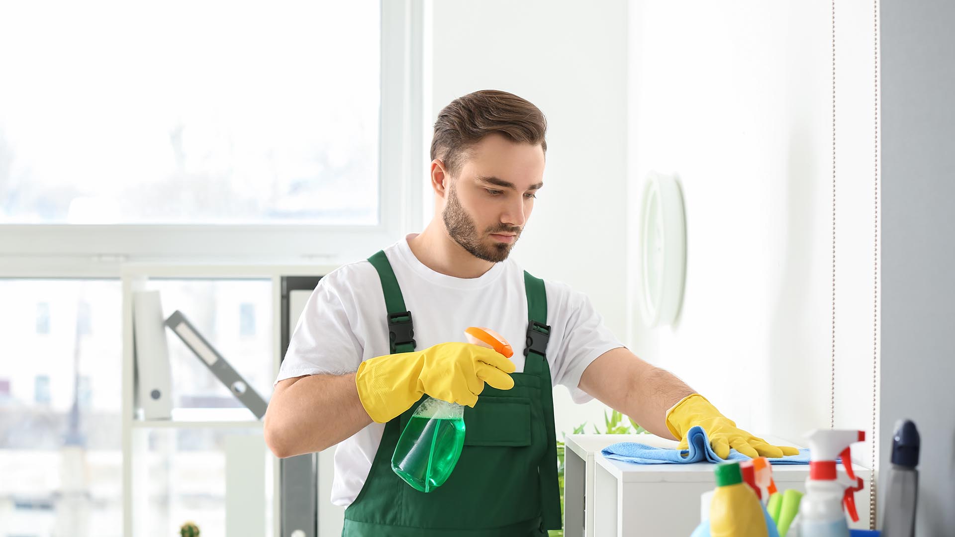 ¿Cómo aplicar los detergentes y desinfectantes en spray?