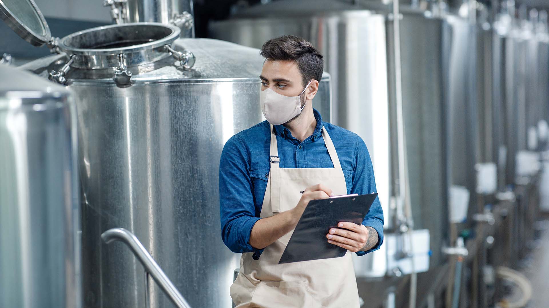 ¿Cómo se verifica la limpieza y desinfección en la industria alimentaria?